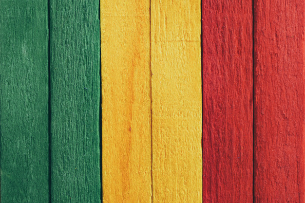 Madera con los colores Verde amarillo y rojo