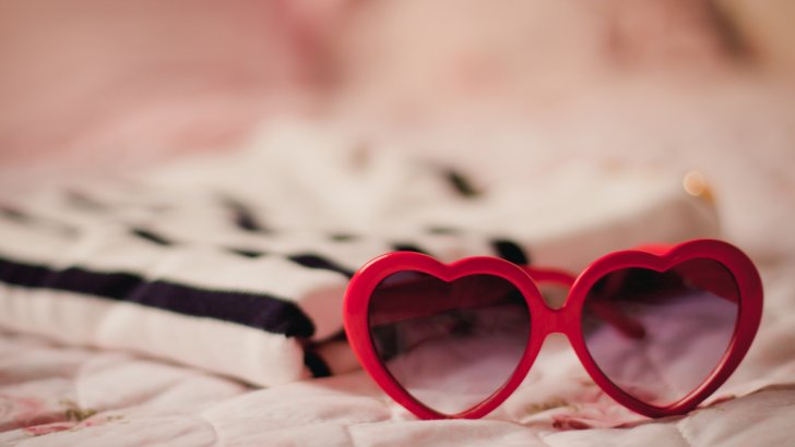 glasses, hearts, red color