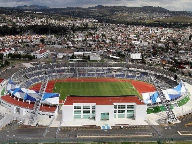 Estadio y casa de fondo