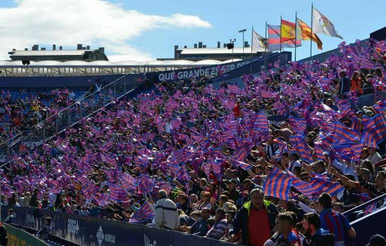 La afición apoya al final